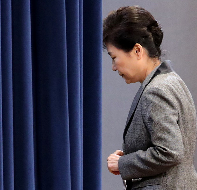 朴 “퇴진 국회에 일임”…野 “탄핵 중단 없다”