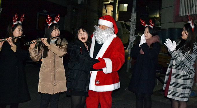 키다리아저씨 성탄선물…소녀는 함박웃음