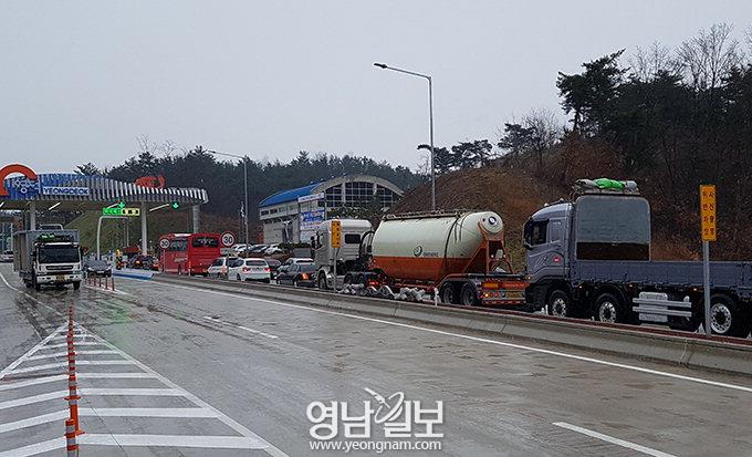 상주∼영덕 고속道 개통 첫날 차량 몰려 ‘혹독한 신고식’