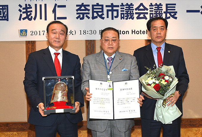 일본 나라시의회 의장, 경주 명예시민증 받아