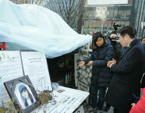 이재명 대선 첫 일정 반올림 농성장 방문 삼성반도체 사망자 추모…15세 노동자 출신 대통령 후보의 행보