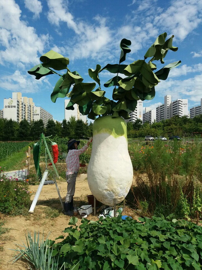 텃밭서 먹거리 직접 재배…“밭 일구며 건강 챙기고 수확 나누는 재미까지”