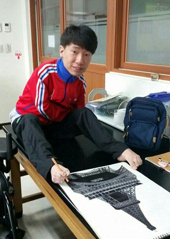 발로 그림 그리는 청년, 화가 데뷔하다