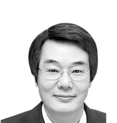 [송국건정치칼럼] 어이없는 ‘서문시장 민심’ 경쟁