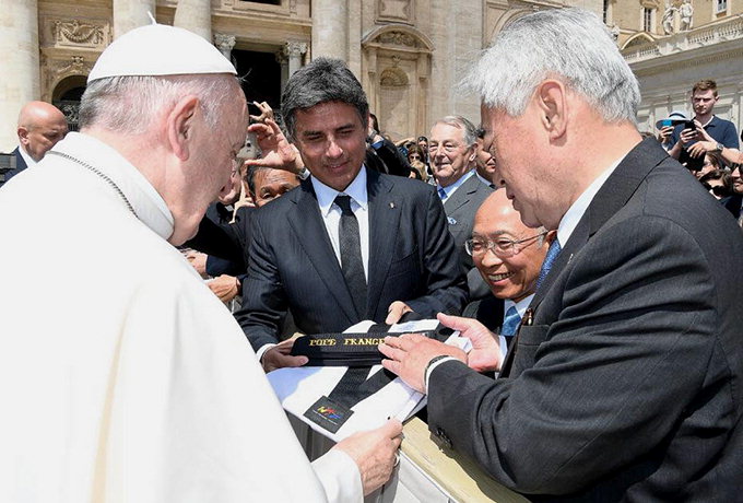 태권도 명예 10단증 받는 교황