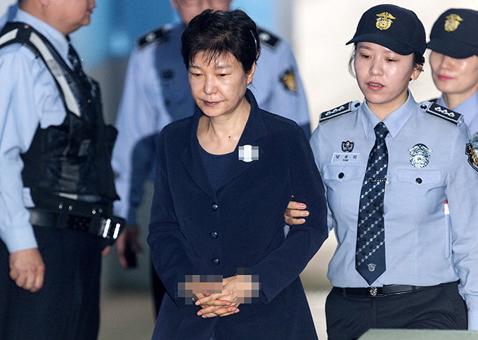 사복 입고 수갑 찬 박근혜…약식 올림머리·초췌한 얼굴