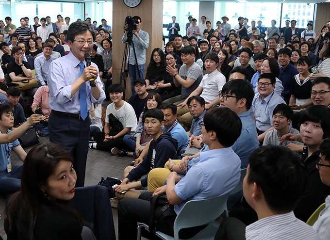 신입당원·청년 앞에 선 유승민 “한국당 의원 골라받는 날 올 것”