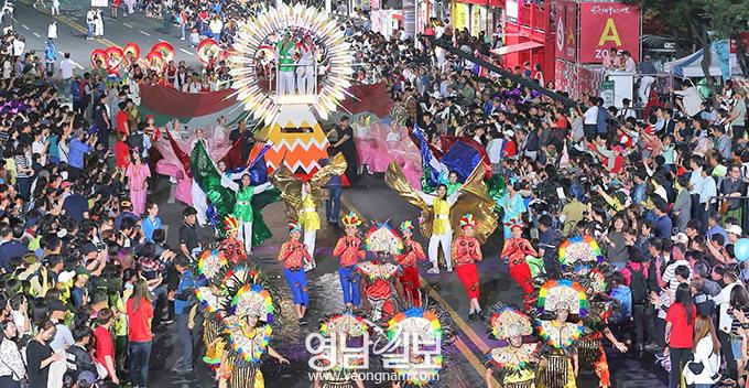 [2017 컬러풀대구페스티벌] 시민과 하나된 퍼레이드…대구가 춤을 추었다