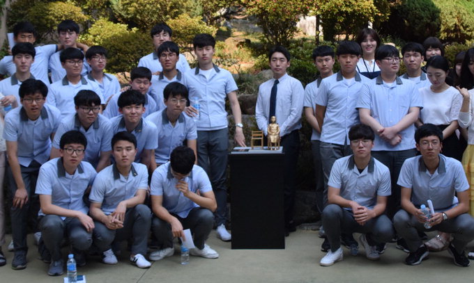 일본군 위안부 문제 해결 촉구 대구 경신고 작은소녀상 설치