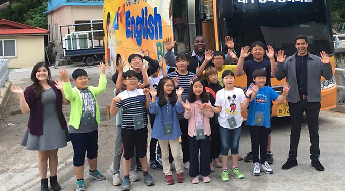 ‘펀 잉글리시 버스’ 바다 건너 씽씽…울릉 3개교, 원어민교사와 영어체험