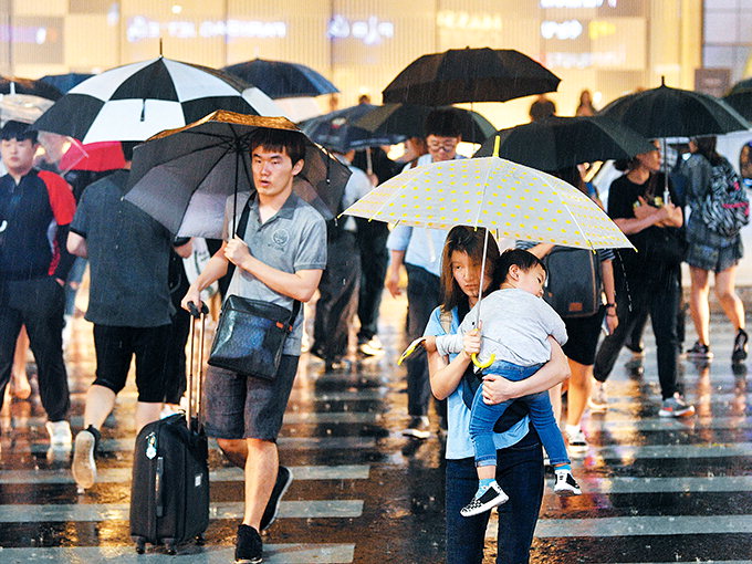오랜만에 펼친 우산…오늘 오후까지 국지성 집중호우