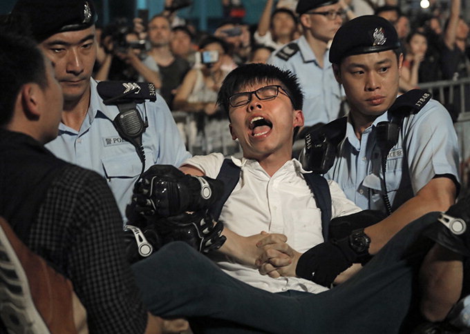 연행되는 홍콩‘우산혁명의 주역’