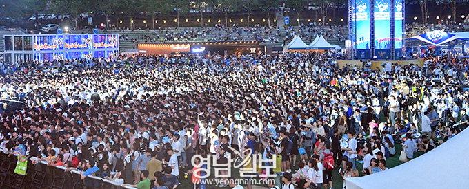 대구치맥페스티벌 개막…‘축제의 밤’ 부채질마저 즐거웠다…해외 SNS스타들 “페이스북으로 생중계”