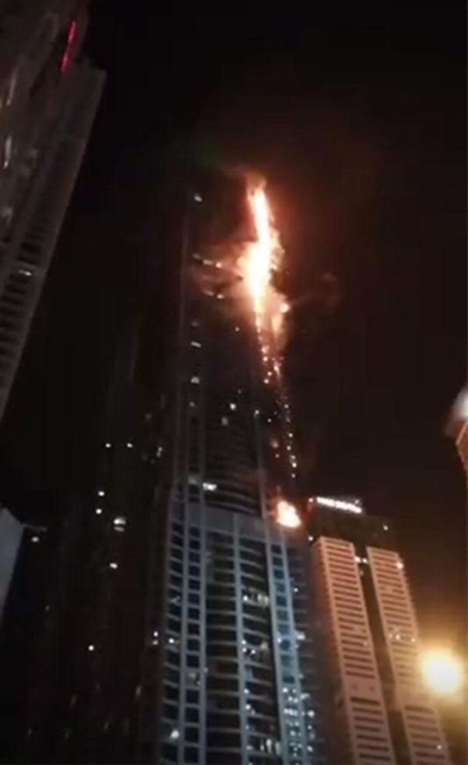 두바이 86층 ‘토치타워’화재…신속대피…인명 피해는 없어
