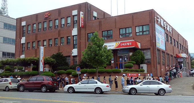 ‘문재인 우표’ 구매 행렬…박정희 고향의 진풍경