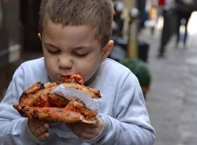 [지나 박 셰프의 伊 음식에 빠지다] 나폴리피자의 조상격인 ‘지갑 피자’…갓 구운 피자 한판을 반지갑처럼 접어 들고 먹는 맛과 멋 일품