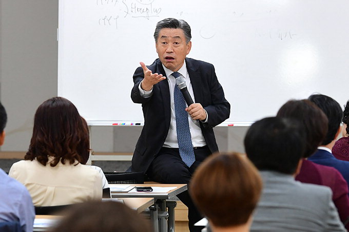 “리더는 변화의 방향을 알고 진지하게 대처하는 사람”