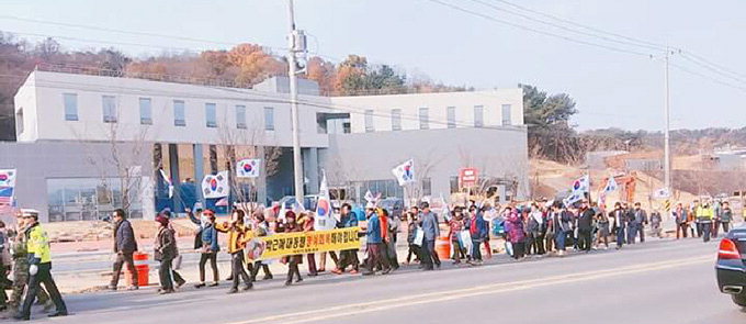 수능 코앞인데…친박단체, 구미 사곡고 앞 “박근혜 석방” 행진