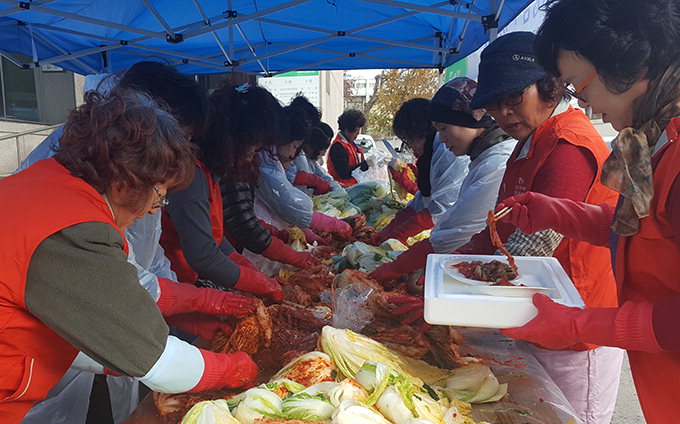 안동 농협·농가주부모임, 김치 담가 취약계층에 전해