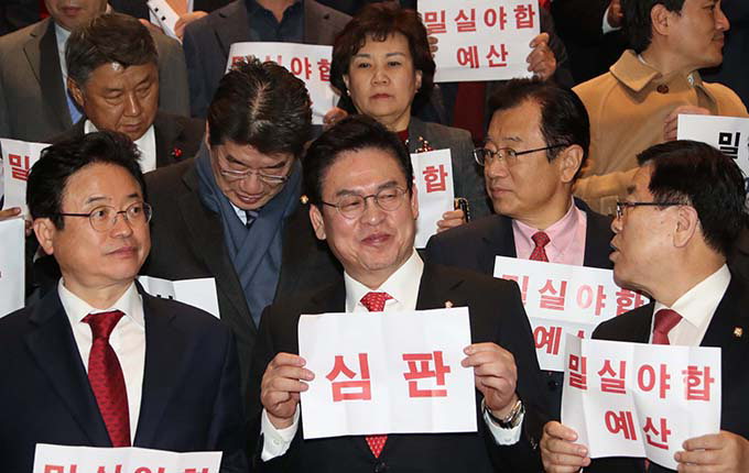 한국당 예산안 의결 미소반대