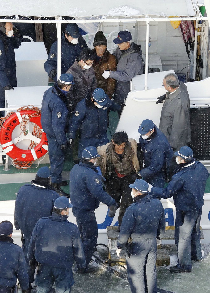 ‘절도’표류 北선박 승조원 체포