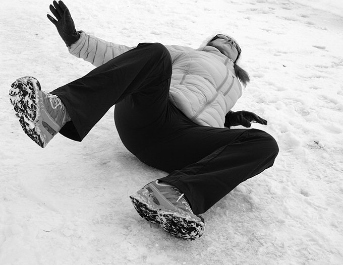 낙상사고 후 가슴·등·배가 아프면 척추압박골절 의심