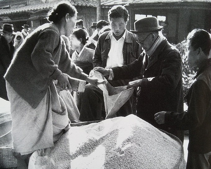 [추억의 포토] 1960년대 서문시장 쌀 파는 상인