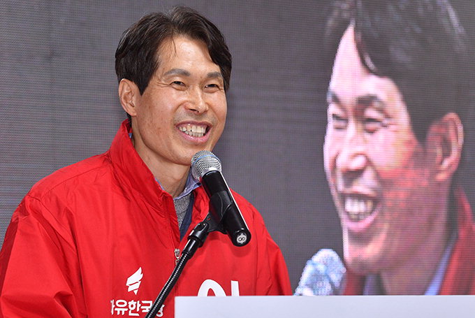김재수·이진훈 선거사무소 개소…시작부터 권영진에 집중 포화