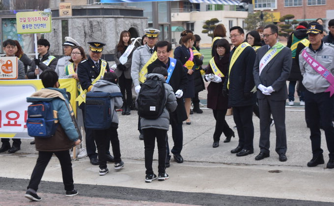 성주경찰서, 성주초등 앞 교통사고 예방 캠페인