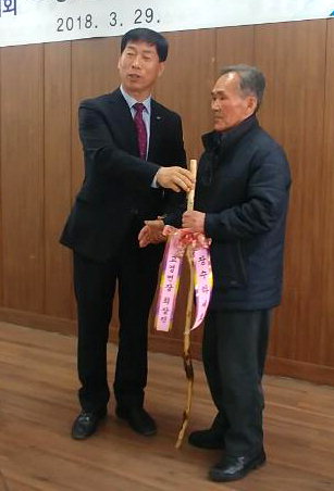 최상진 영천시 고경면장, 직접 만든 장수지팡이 기증
