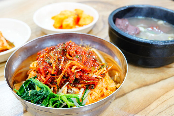 석공들에게 가장 만만한 ‘황등비빔밥’…비빈 밥 위 한줌 육회 ‘화룡점정’