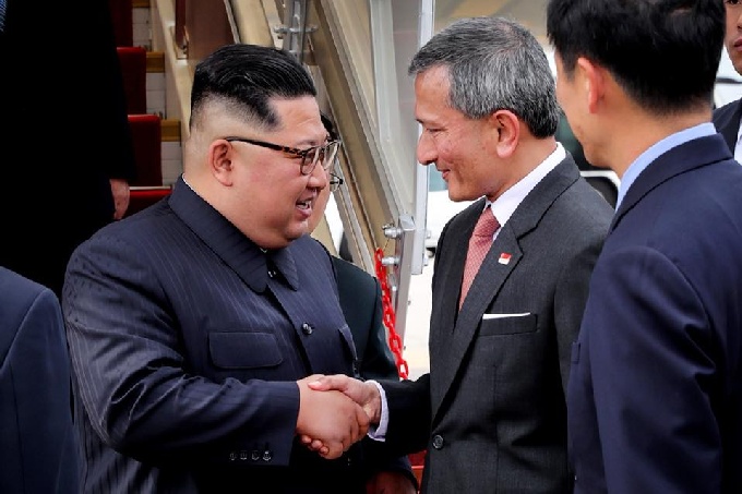 김정은, 인민복 입고 싱가포르 도착…외무장관 입국 환영