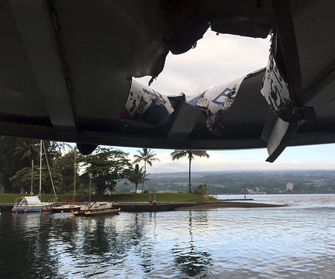 하와이 관광객 보트에‘용암폭탄’…23명 부상