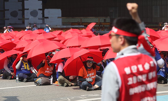 우산 속 파업구호