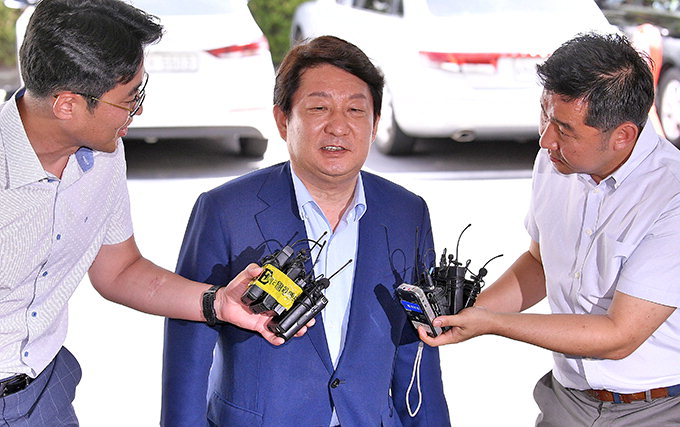 권영진 시장 檢 조사받고 귀가 “선거법 위반 되는지 몰랐다”