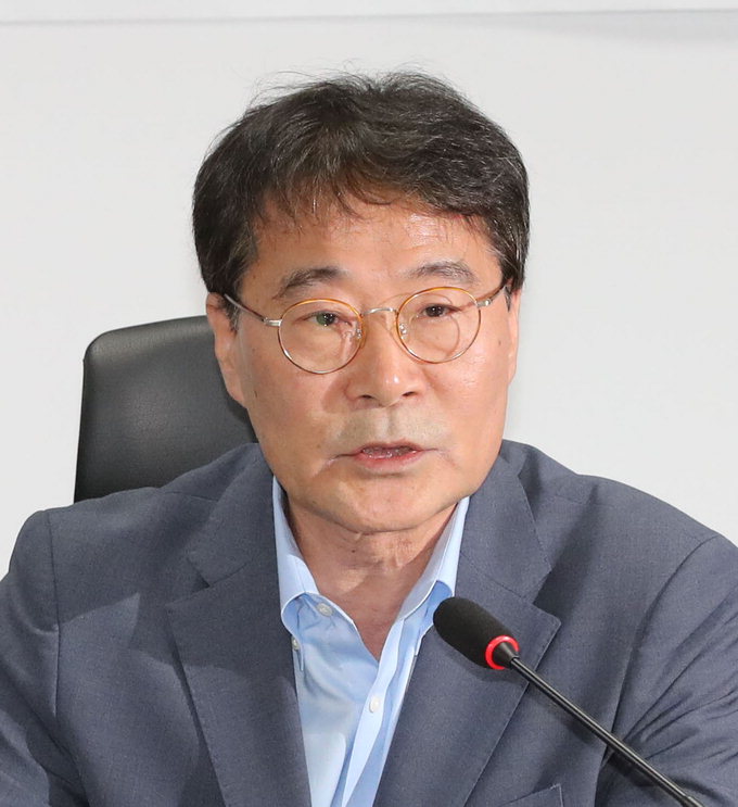 장하성 “청년 등 소득 확대·가계지출 줄이는 예산 편성