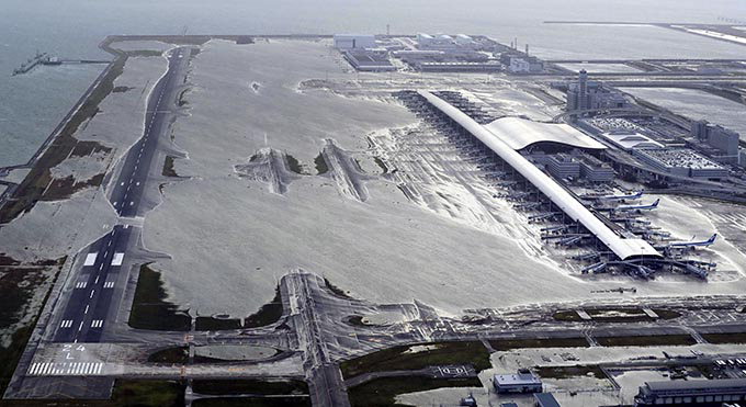 바다 매립해 만든 日 간사이공항 태풍에 침수