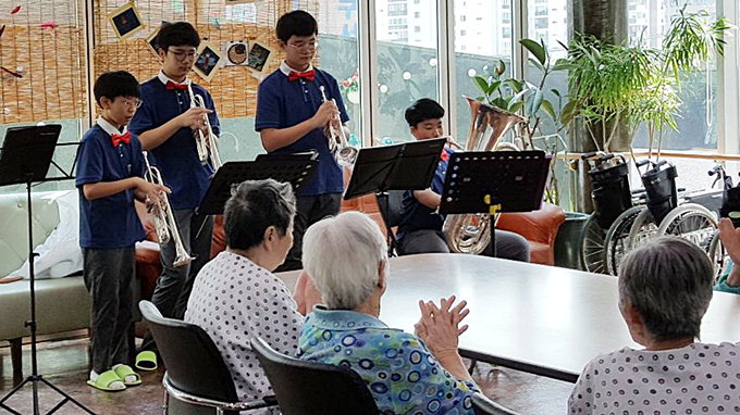‘도원동 중학생 F4’ 요양원서 금관악기 연주…어르신들 ‘흥겨운 시간’