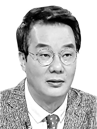 [송국건정치칼럼] 10% 국민만 관심갖는 한국당 유산싸움