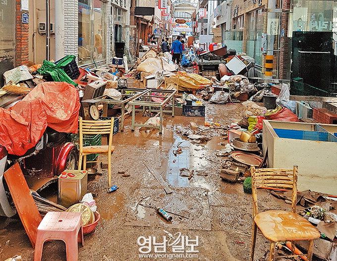“이런 물난리는 처음” 황톳물 덮친 강구시장 초토화…태풍 ‘콩레이’ 직격탄 맞은 경북