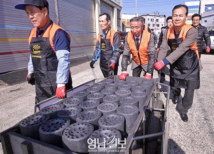 저소득층에 연탄 배달