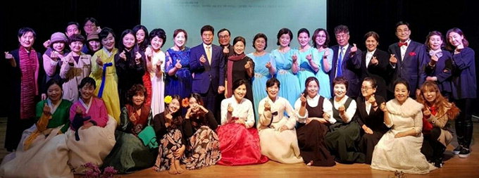 詩로 노래한 사계절…관객 마음 적신 사람들