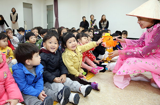 [토요화제] 베트남 결혼이주여성 황티즈씨 “인형극 통해 다문화 이해 넓어졌으면”