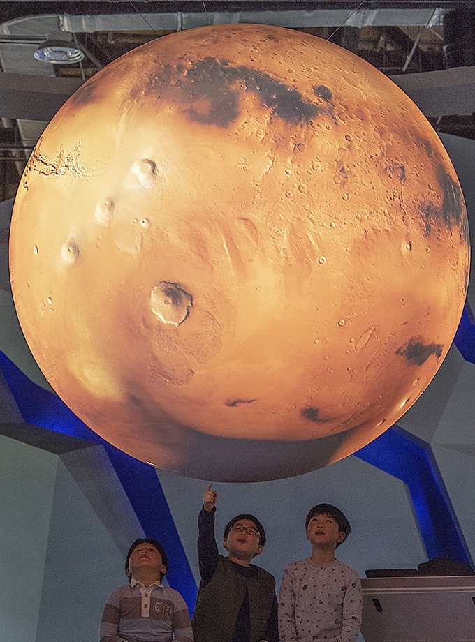 화성 관찰하는 아이들