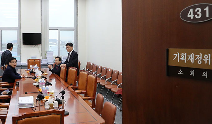 회의 불참한 한국당