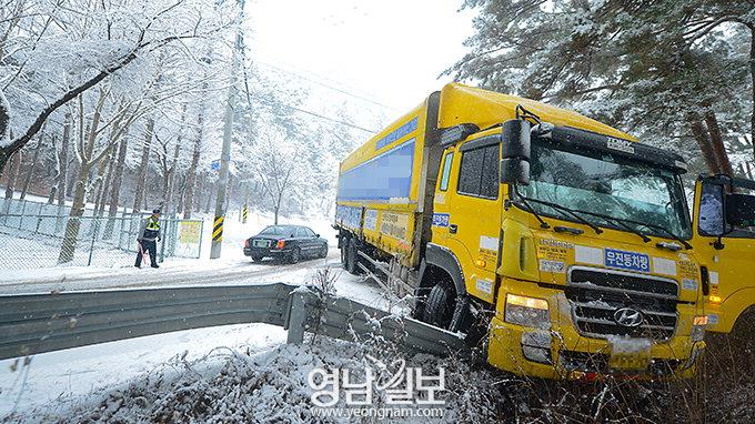 경북 15개 시·군 대설주의보…곳곳 교통사고·도로 통제