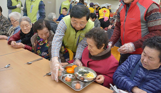 대구百, 떡국 무료급식 봉사활동