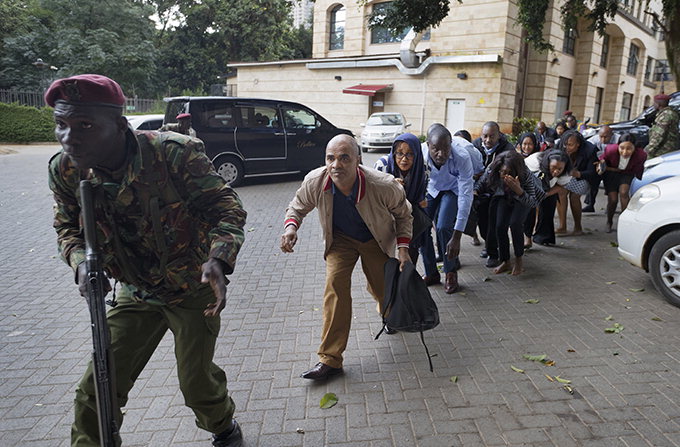 케냐서 폭탄·총격 테러 발생…외국인 등 최소한 15명 사망
