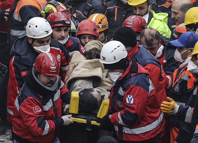 터키 아파트 붕괴 이틀만에 ‘구사일생’