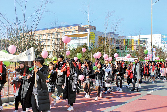 대구 포산중 졸업 퍼레이드 개최…교사·학부모까지 500여명 참가